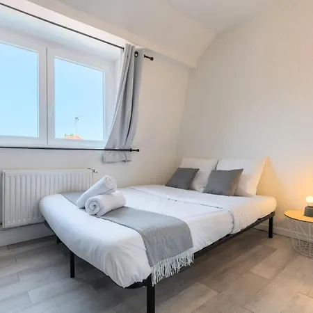 4 Bedroom & 4 Bathroom House Near Parc Barbieux Guest house *