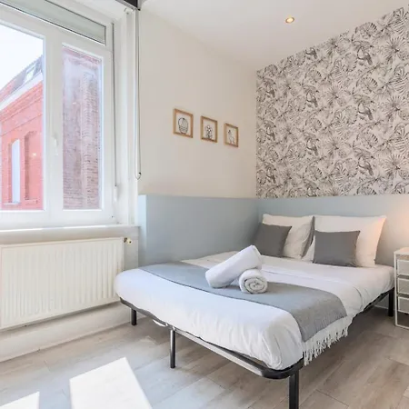 4 Bedroom & 4 Bathroom House Near Parc Barbieux Guest house Roubaix